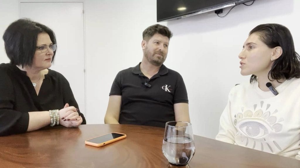 スーパーチャージ治療 - ヘルスコーチングと臨床栄養学 - マルクス・クロッツとクリニカルディレクター兼栄養士クリソ・ゾルバス、ヘルスコーチのタニヤ・ヴァルザー